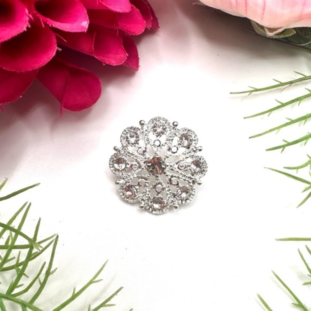 NEW⚜️Classic Crystal Cluster Embellished Brooch